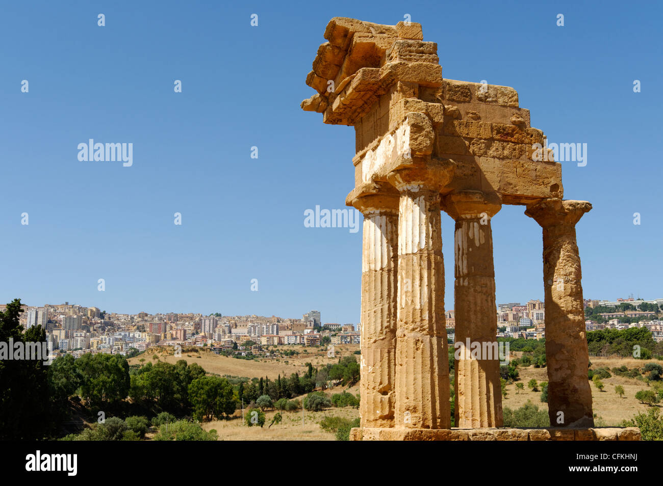 Agrigento. Sicilia. L'Italia. Vista del ricostruito angolo nord-ovest del tempio di Castore e Polluce (Dioscuri) al Foto Stock