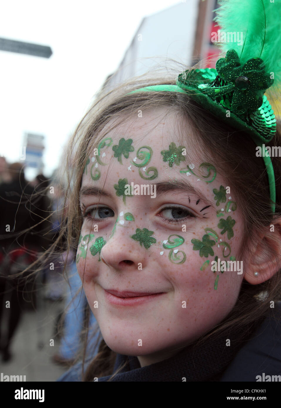 Ragazza con shamrock-faccia dipinta, il giorno di San Patrizio Parade, Carrickmacross, Co. Monaghan, Irlanda Foto Stock