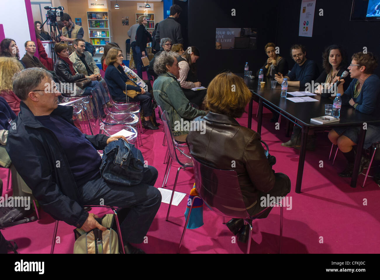 Parigi, Francia, persone che partecipano a un incontro d'affari sul tema dei diritti della scrittrice (Droits d'Auteur) Salon du Livre, Fiera del libro, pubblico oratore, editoria Foto Stock
