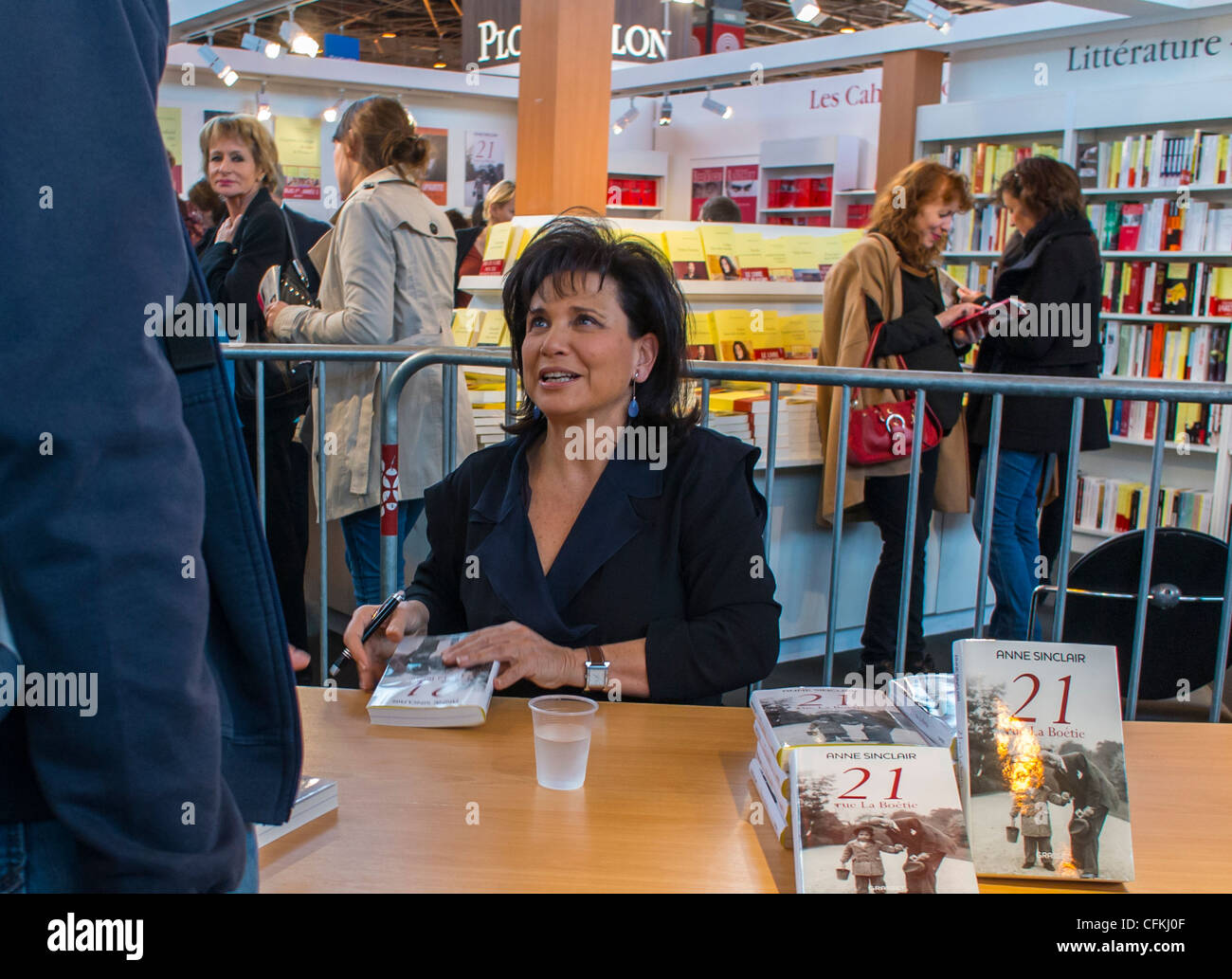 Parigi, Francia, French American Writer Promoting Book, at French 'Salon du Livre', Book Fair, 'Anne Sinclair', giornalista, Writer, (ex moglie di D.S. Kahn), convenzione nazionale francia, libro francese, personaggi famosi francesi Foto Stock