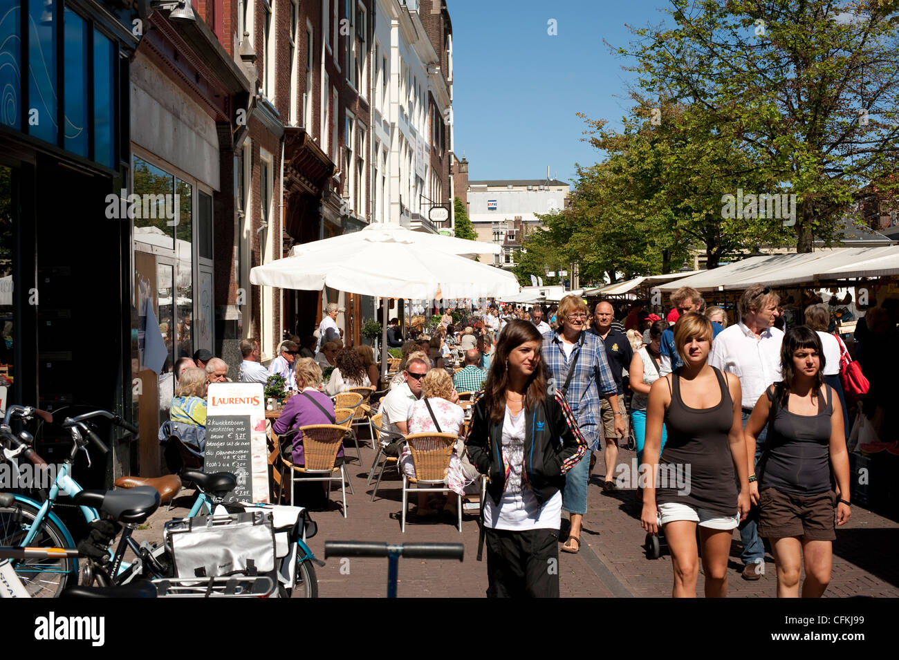 Café e il mercato turistico Leiden Holland Olanda Europa UE Foto Stock