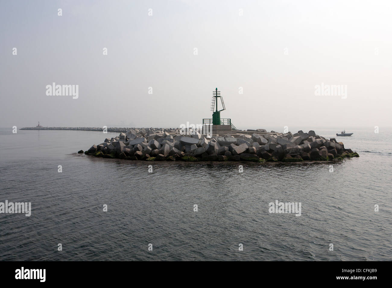 Accropodes per la protezione del litorale di Chioggia , Venezia, sul lato destro della baia di imbocco come mostrato dalla torre verde. Foto Stock