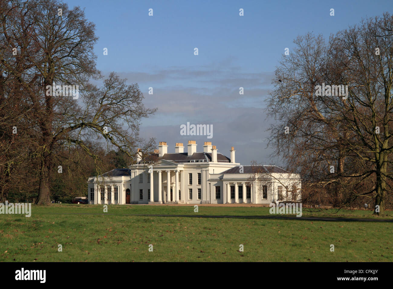 Hylands House, un grado II* neoclassica villa situata all'interno di Hylands Park, Chelmsford Essex, Regno Unito. Foto Stock