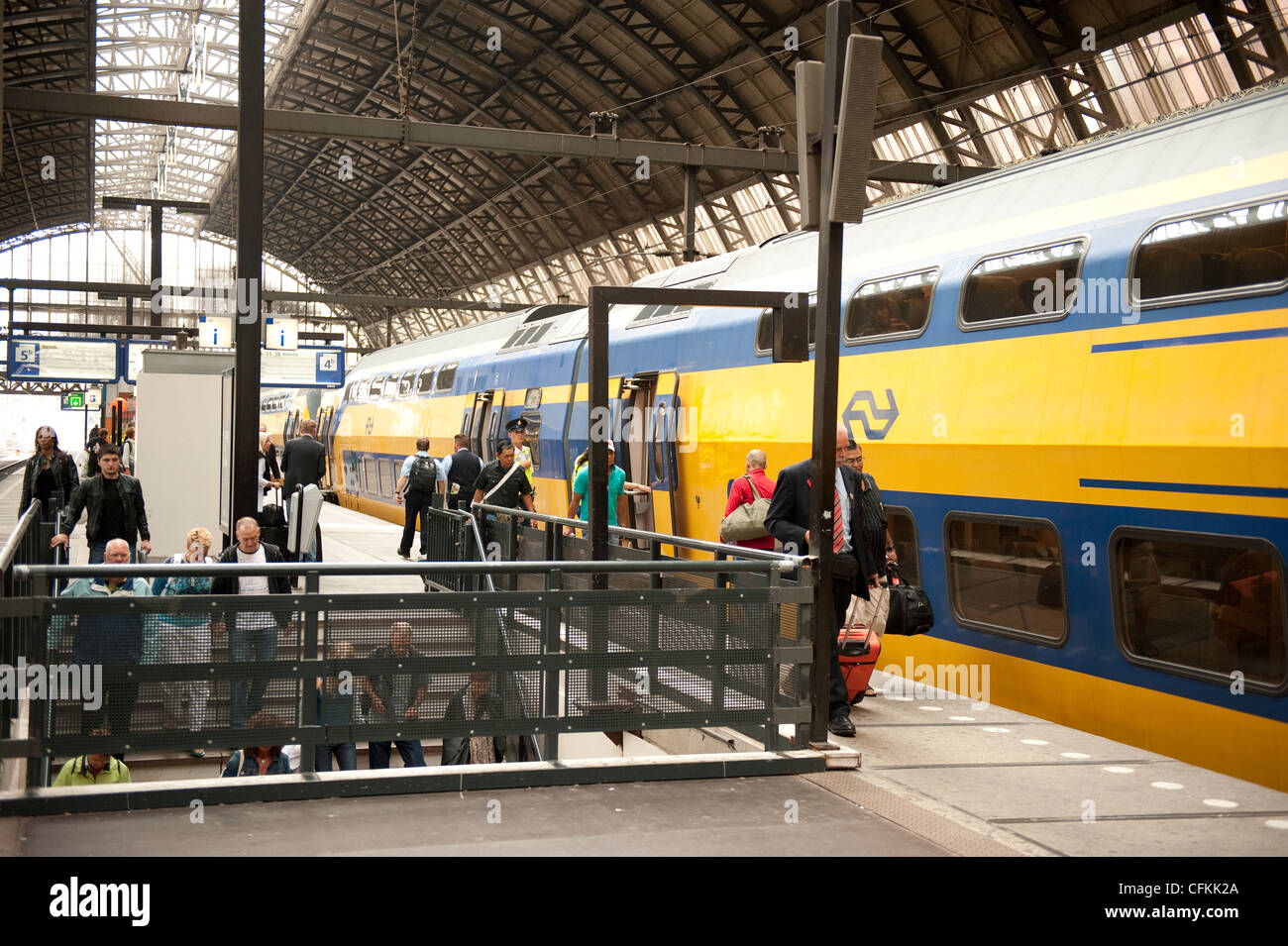 Treno in corrispondenza della piattaforma Amsterdam Olanda Paesi Bassi Europa UE Foto Stock