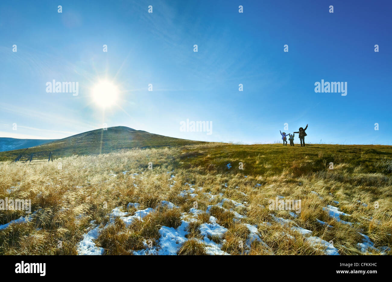 La famiglia (madre con bambini) a piedi in autunno altopiano di montagna con la prima neve invernale Foto Stock