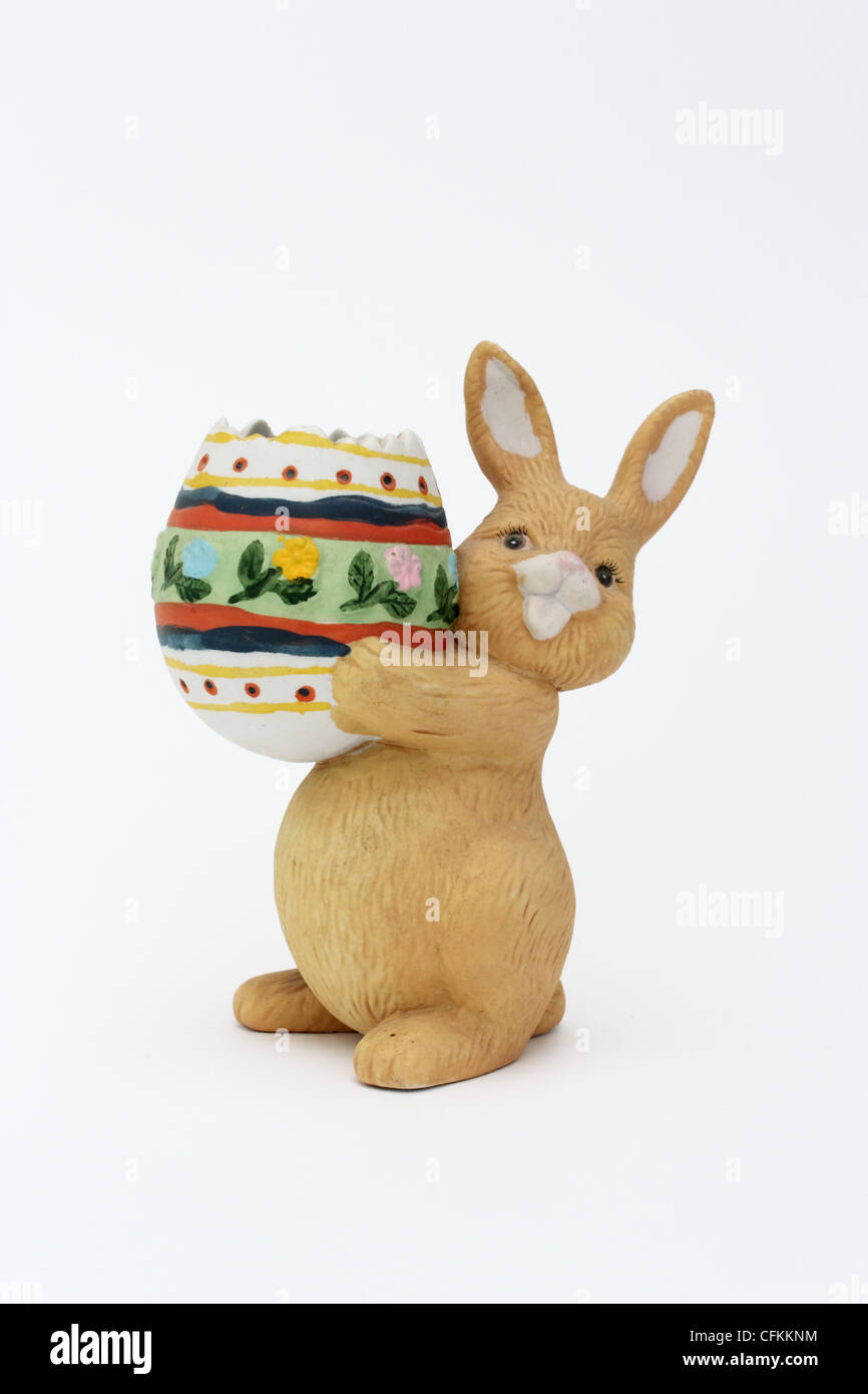 Coniglio con uovo di argilla, piccola statuetta Foto Stock