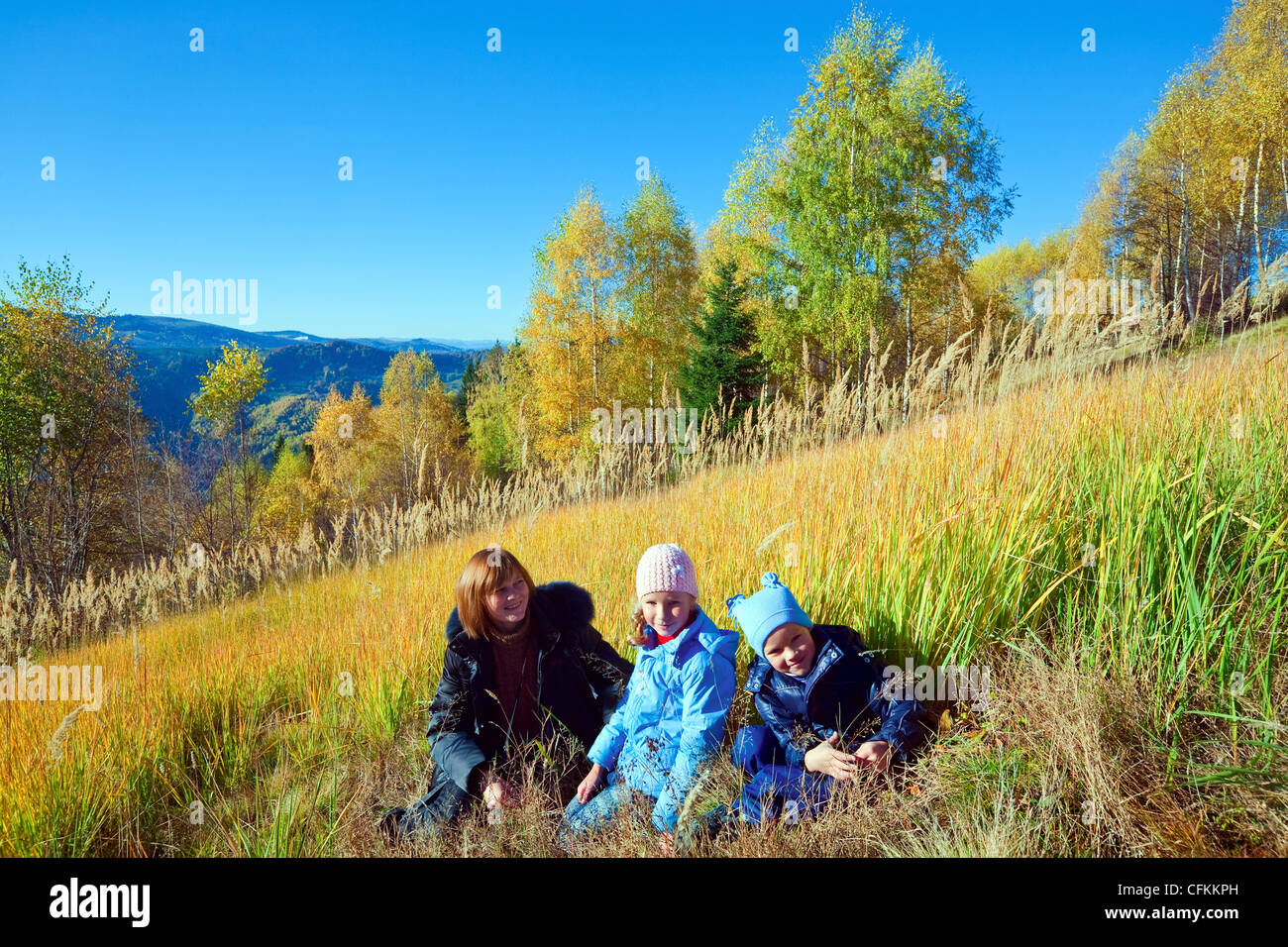 La famiglia (madre con bambini) a piedi sulla montagna di autunno Nimchich pass (Carpazi, Ucraina) . Foto Stock