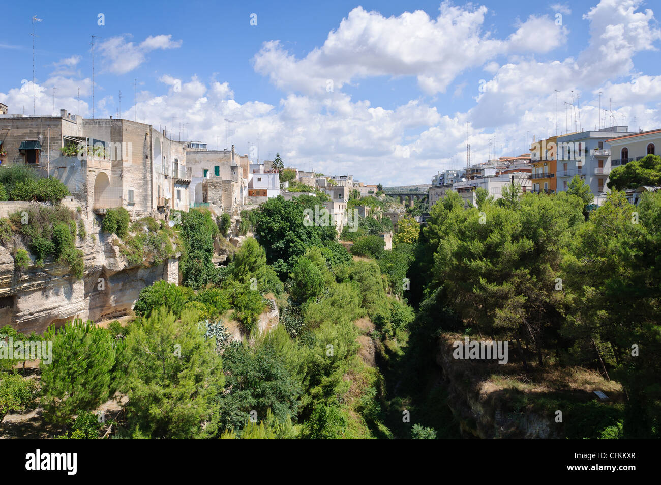 Città di Massafra costruito sulle rocce in Italia meridionale. Foto Stock