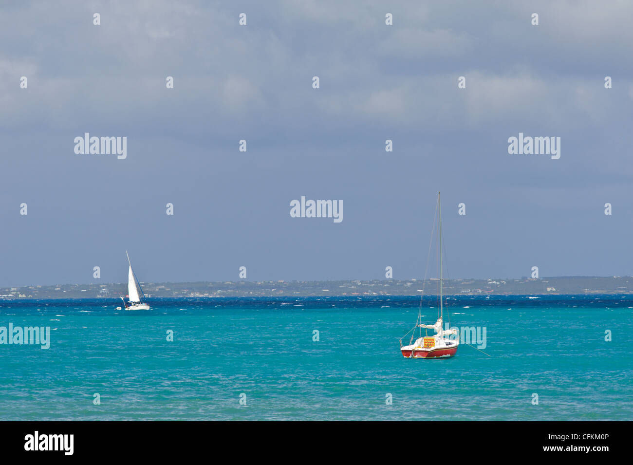 Barche a vela off di frate's Bay su San Martin nei Caraibi Foto Stock