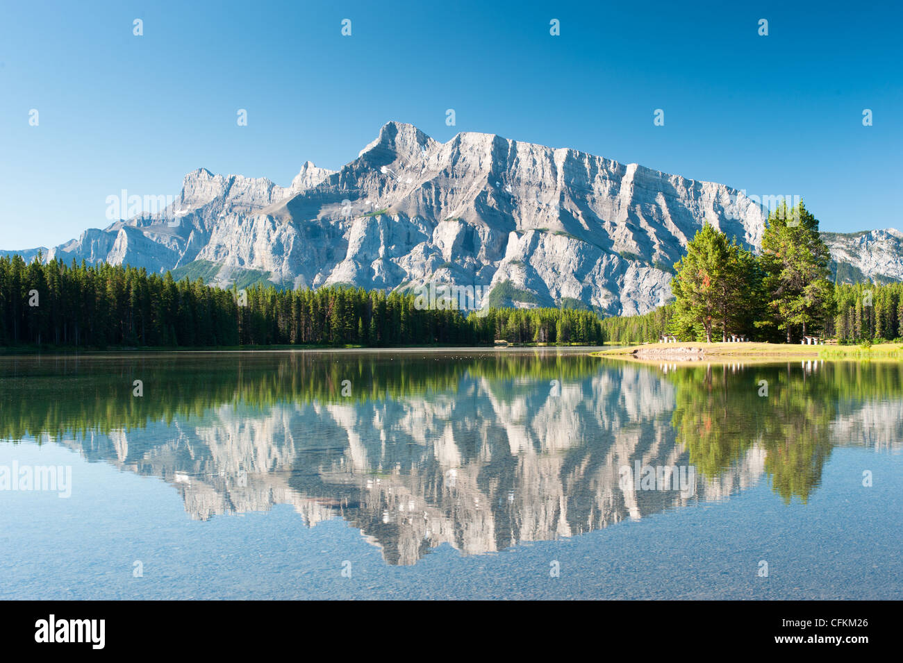 Mount Rundle dal Cascade stagni. Il Parco Nazionale di Banff, Canada Foto Stock