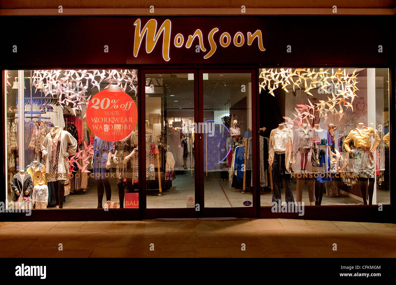 Monsoon Shop Store Negozio illuminata la finestra di visualizzazione di notte Canterbury Kent REGNO UNITO Foto Stock