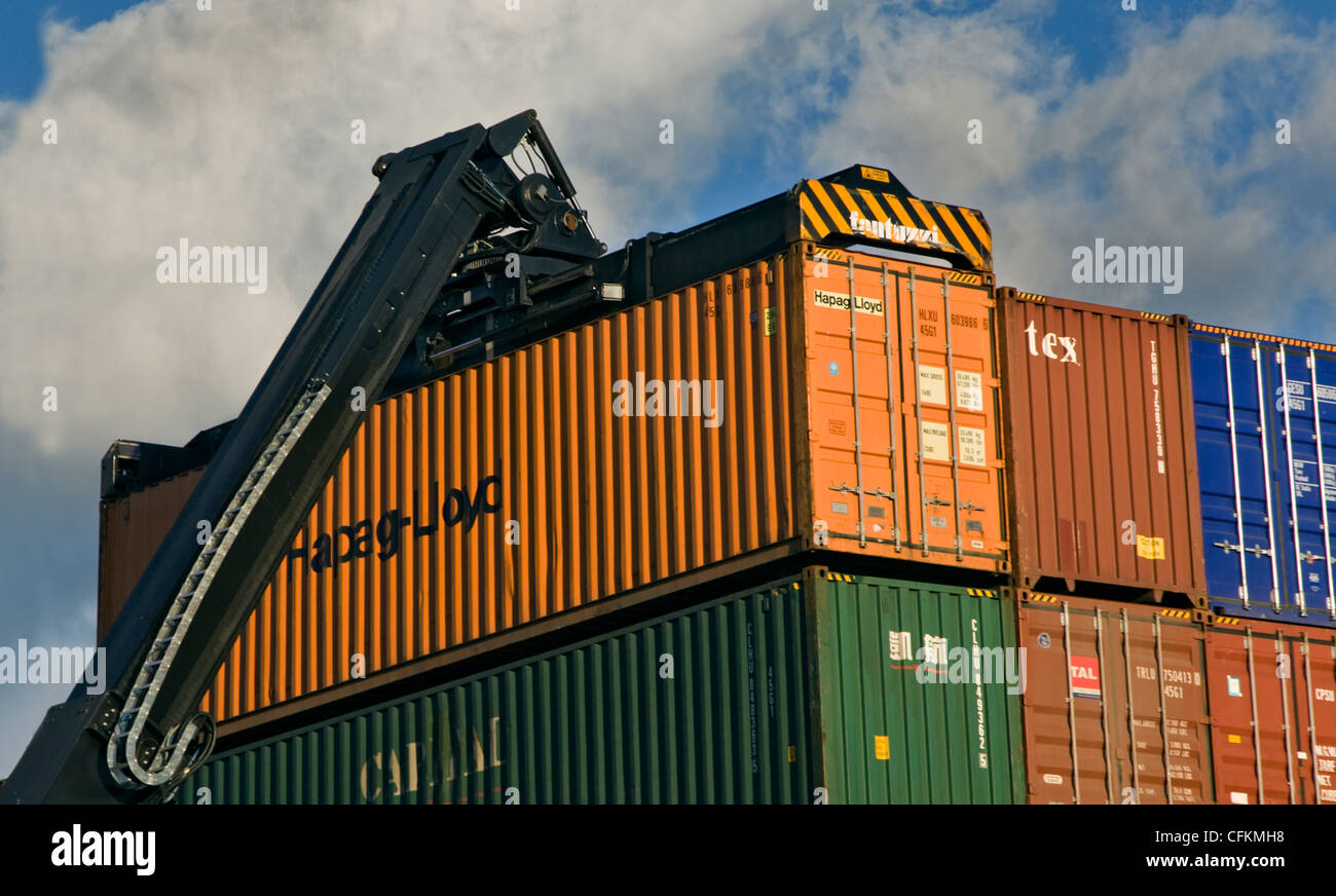La pila di contenitori e impilaggio gru a Southampton Docks, Hampshire, Inghilterra Foto Stock