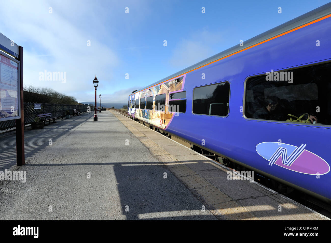 A nord del convoglio ferroviario alla stazione Garsdale, Carlisle per estinguere la linea ferroviaria, Yorkshire Dales, Inghilterra Foto Stock