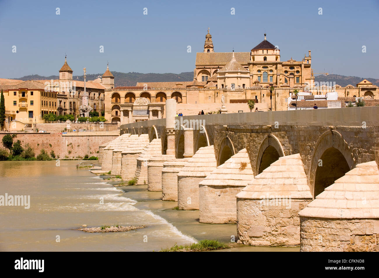 Vista sul Fiume Guadalquivir a Cordoba Spagna Foto Stock