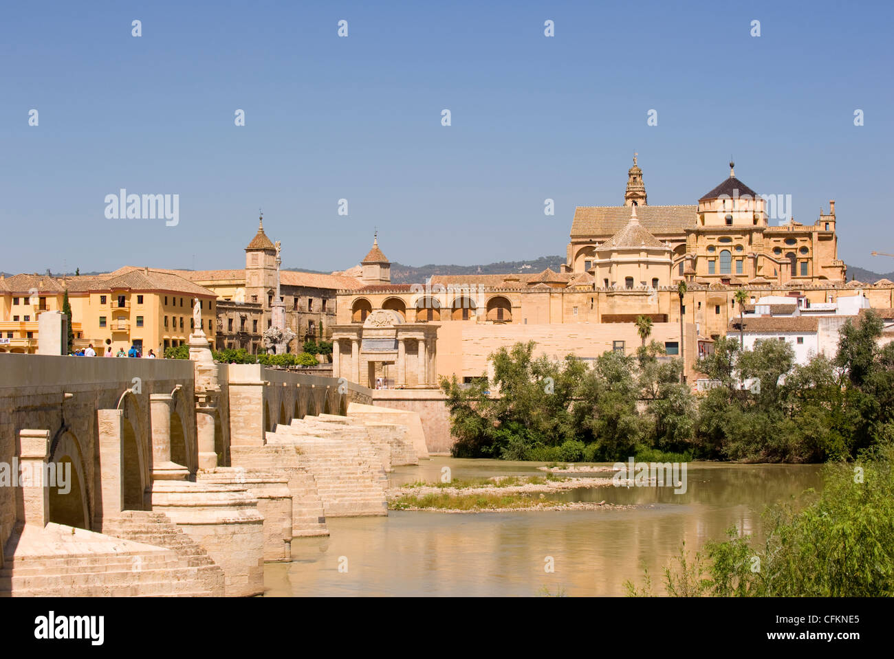 Vista sul Fiume Guadalquivir a Cordoba Spagna Foto Stock