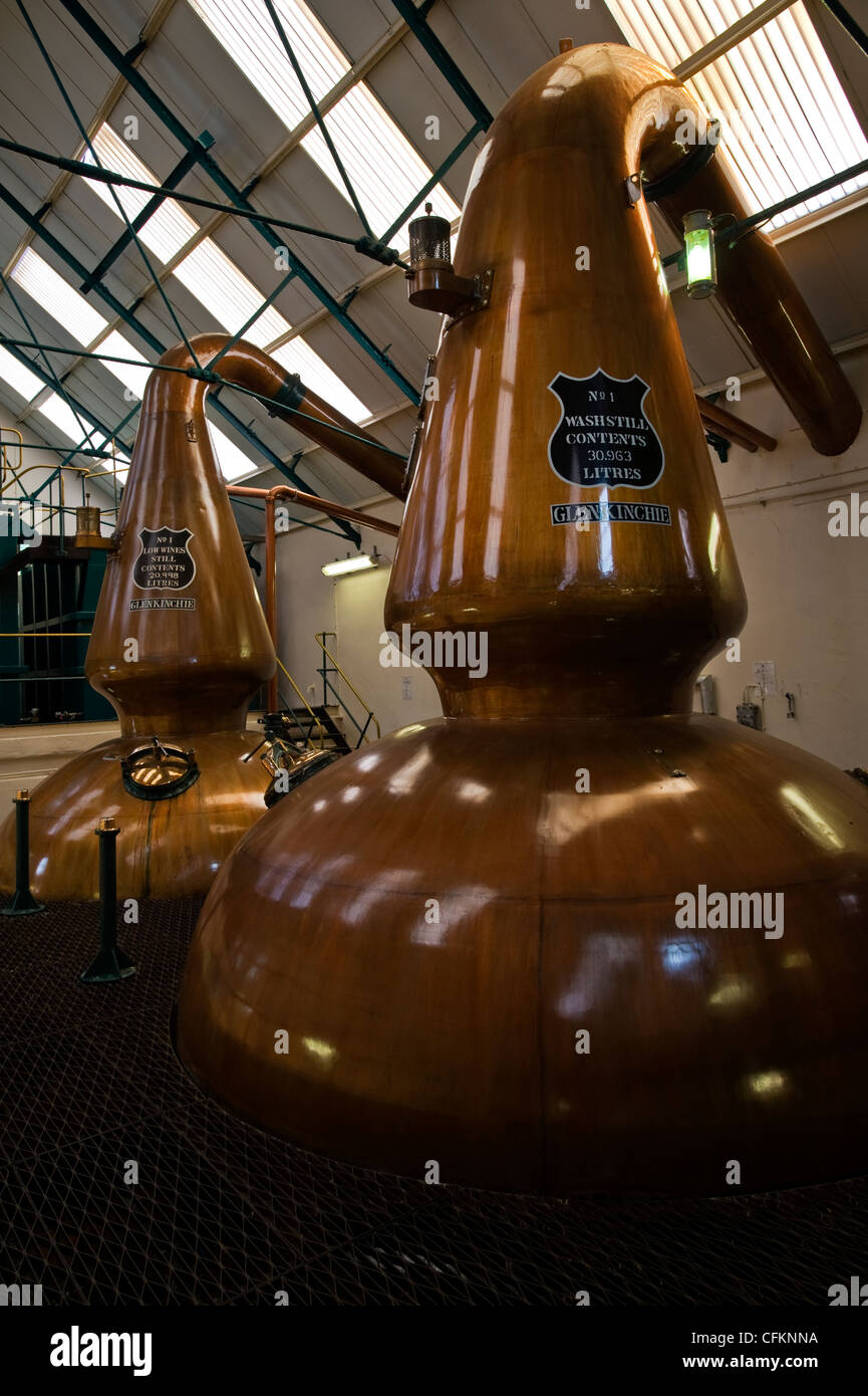 Alambicchi di rame in una distilleria di whisky in Scozia Foto Stock