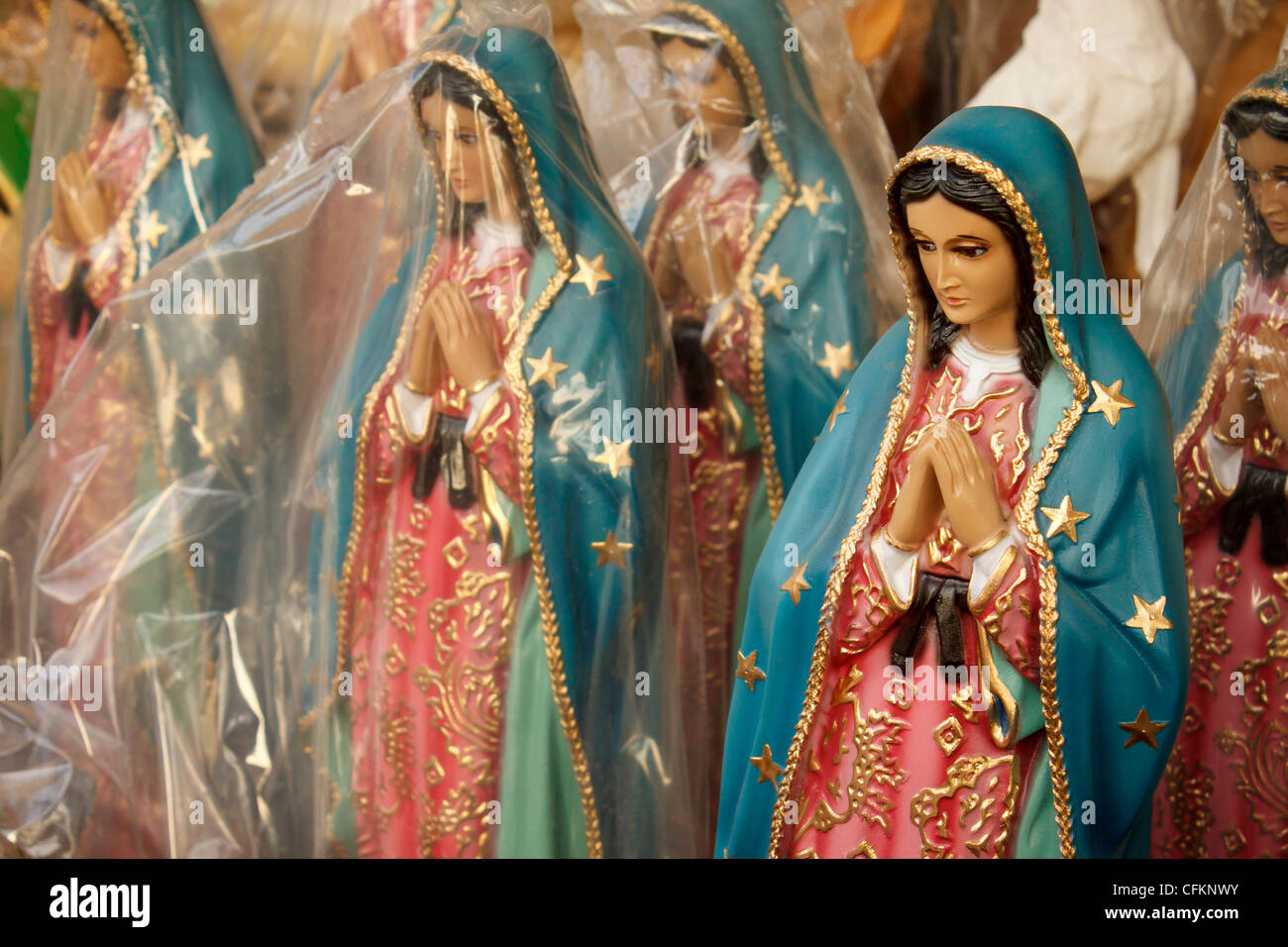 Colorato Vergine Maria figurine per la vendita nel mercato messicano. Foto Stock
