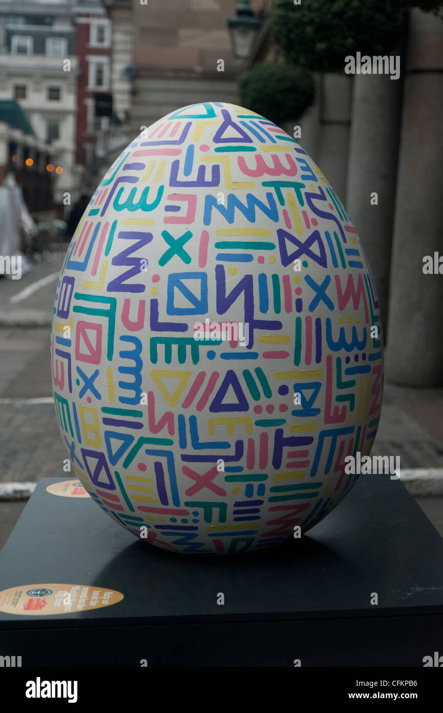 Fabergé Big Egg Hunt, un evento di beneficenza con 200 designer uova che si trovano intorno al centro di Londra Foto Stock