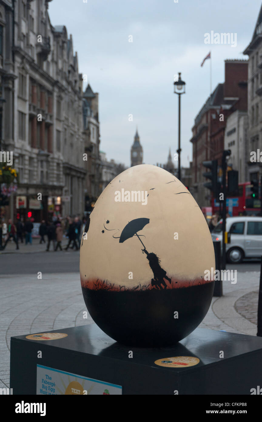 Fabergé Big Egg Hunt, un evento di beneficenza con 200 designer uova che si trovano intorno al centro di Londra Foto Stock