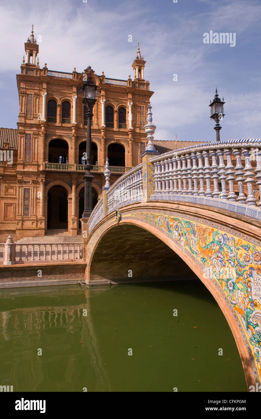 Ponte su un mini-canal a Plaza de Espana, Spagna Foto Stock