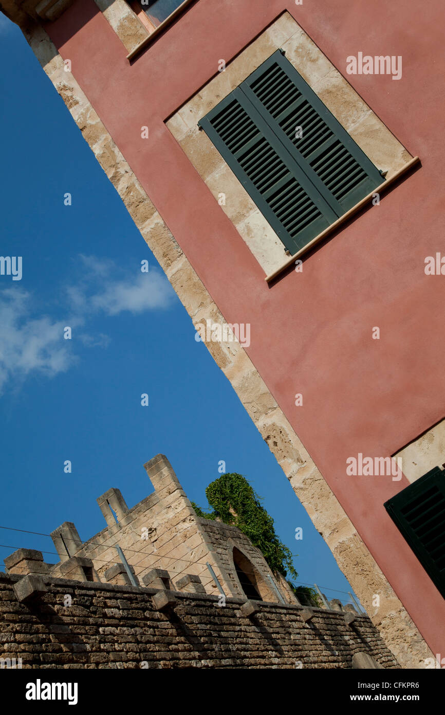 Proprietà all'interno di mura di cinta Maiorca città di Alcudia. Foto Stock