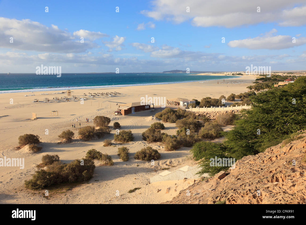 Areja de Chaves Rabil Boa Vista Isole di Capo Verde. Vista resort di spiaggia attrezzata di sabbia sul Praia de Chaves dal costone vulcanico Foto Stock