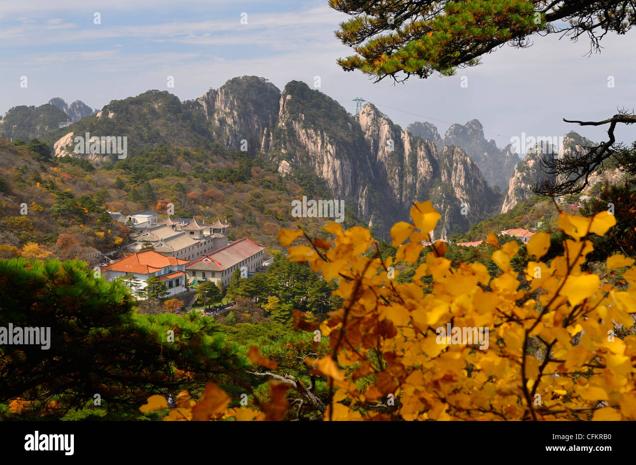 Hotel beihai mare del Nord con pini giallo caduta delle foglie e taiping teleferica huangshan gialle di montagna la Cina Foto Stock