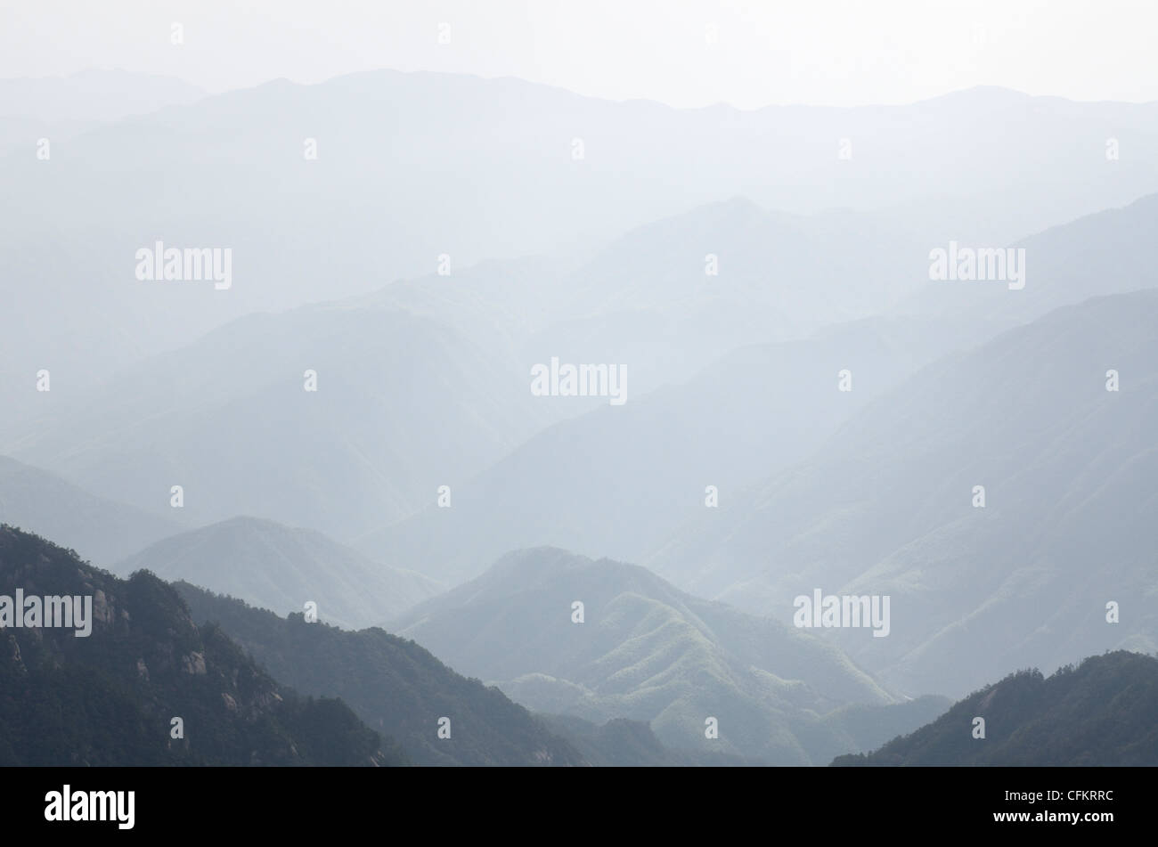 Receding picchi a est del mare dall'Oca Bianca stazione di cresta Huangshan gialle di montagna Repubblica Popolare Cinese Foto Stock