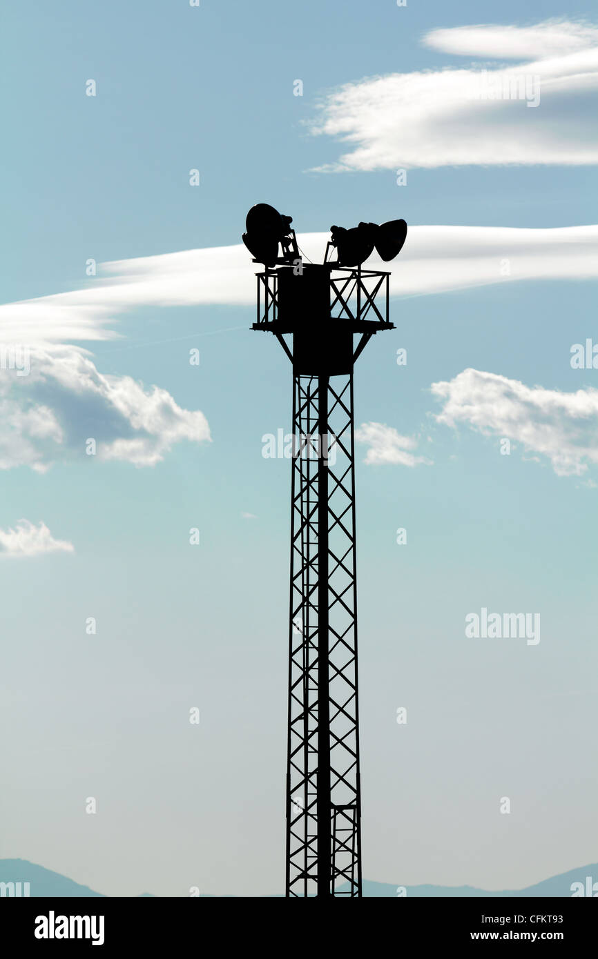 Tower con silhouette di luci su un cielo blu con nuvole Foto Stock