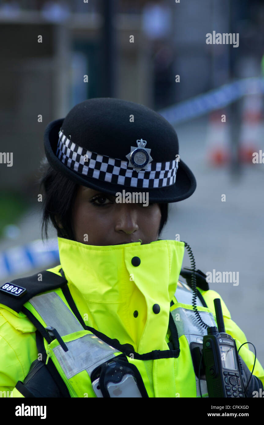 Donne funzionario di polizia a un disastro esercitazione in Leeds City Centre Foto Stock