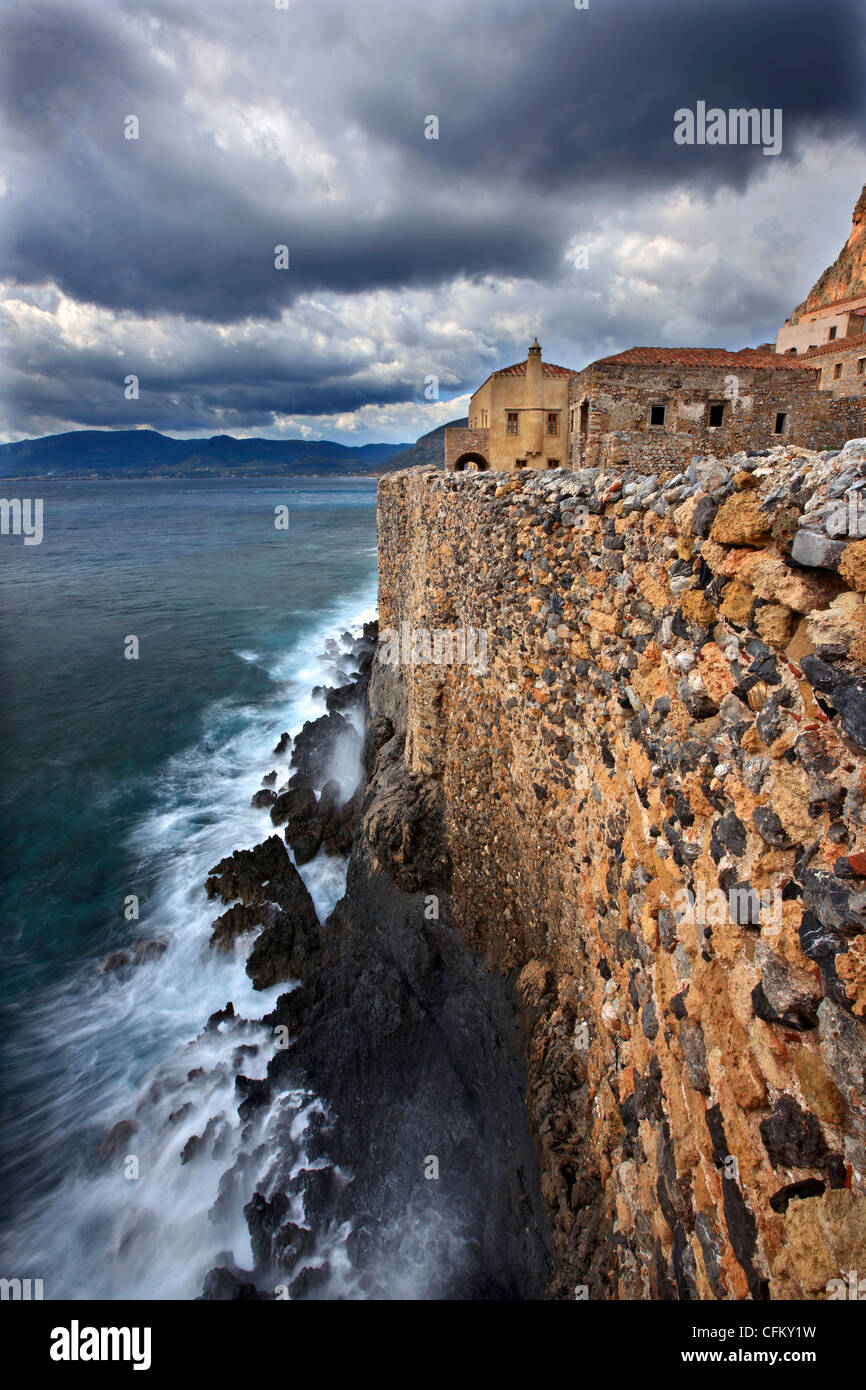 Parte delle mura sul mare del medievale 'castletown' di Monemvasia, sopra "Portello" il suo unico sbocco al mare. La Laconia, Grecia Foto Stock
