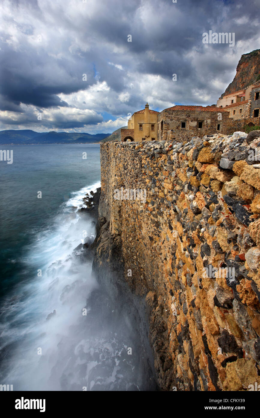 Parte delle mura sul mare del medievale 'castletown' di Monemvasia, sopra "Portello" il suo unico sbocco al mare. La Laconia, Grecia Foto Stock