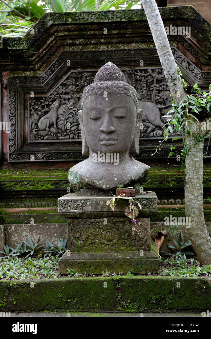 Balinese in pietra scolpita statua del Buddah nel tempio indù, Ubud, Bali Indonesia, South Pacific Asia. Foto Stock