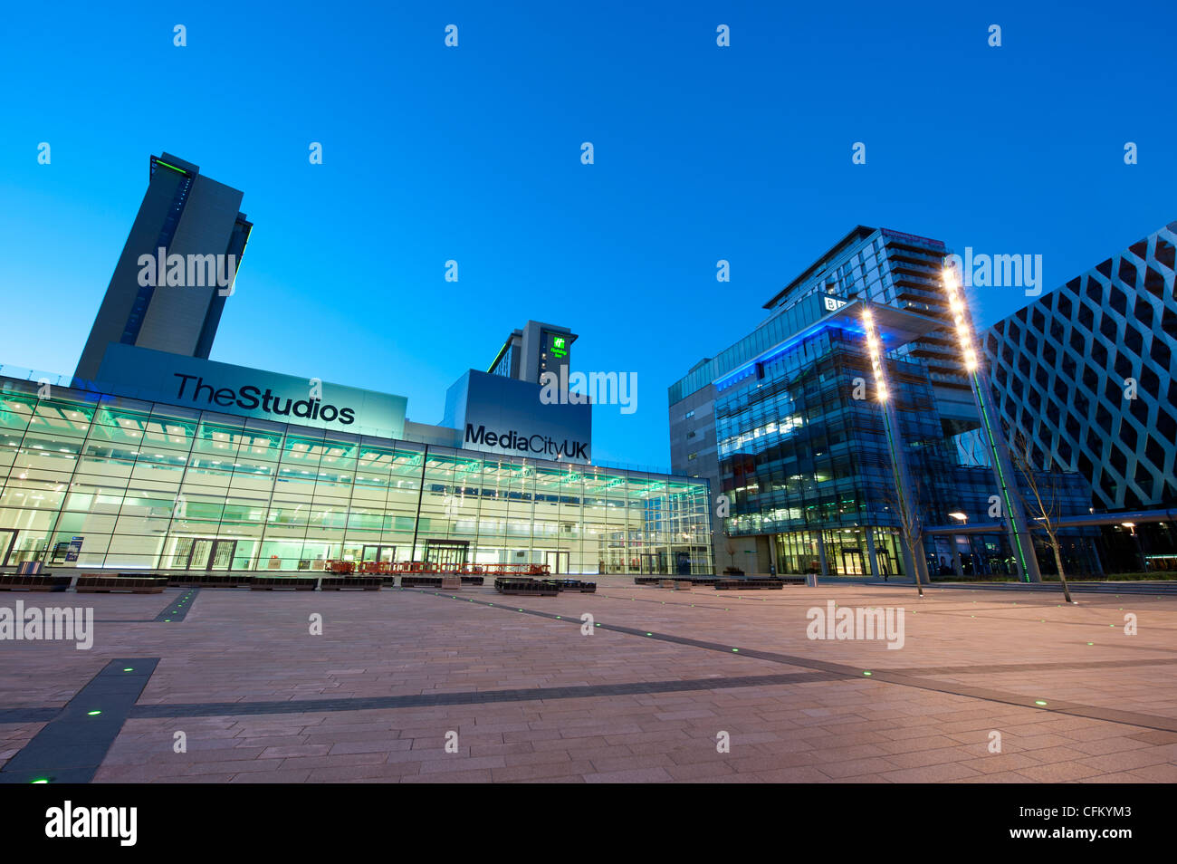 La BBC studios e uffici a Media City vicino a Salford Quays di notte. Foto Stock