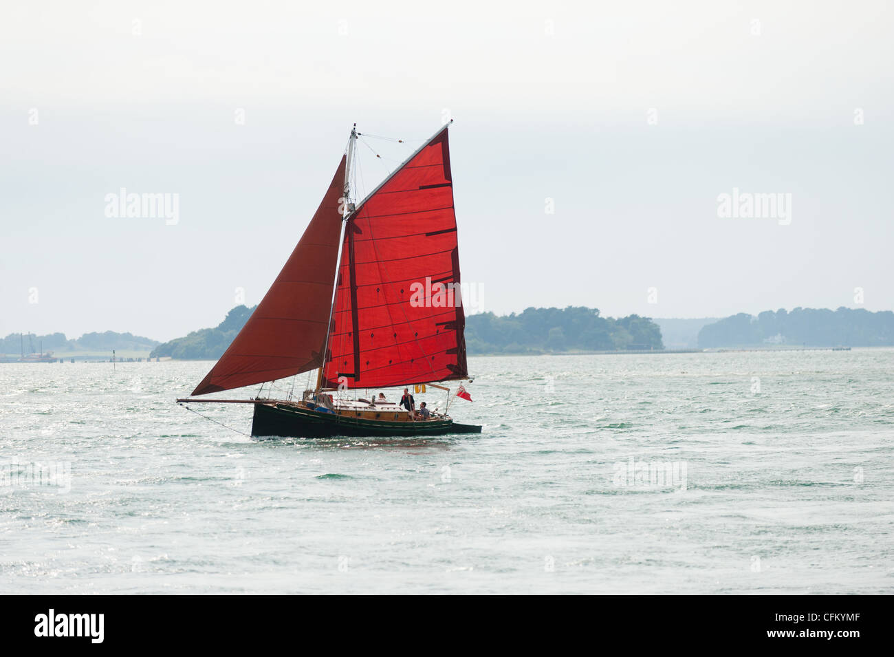 Uno stile cinese junk vela vicino Studland Bay nel Dorset, Regno Unito Foto Stock