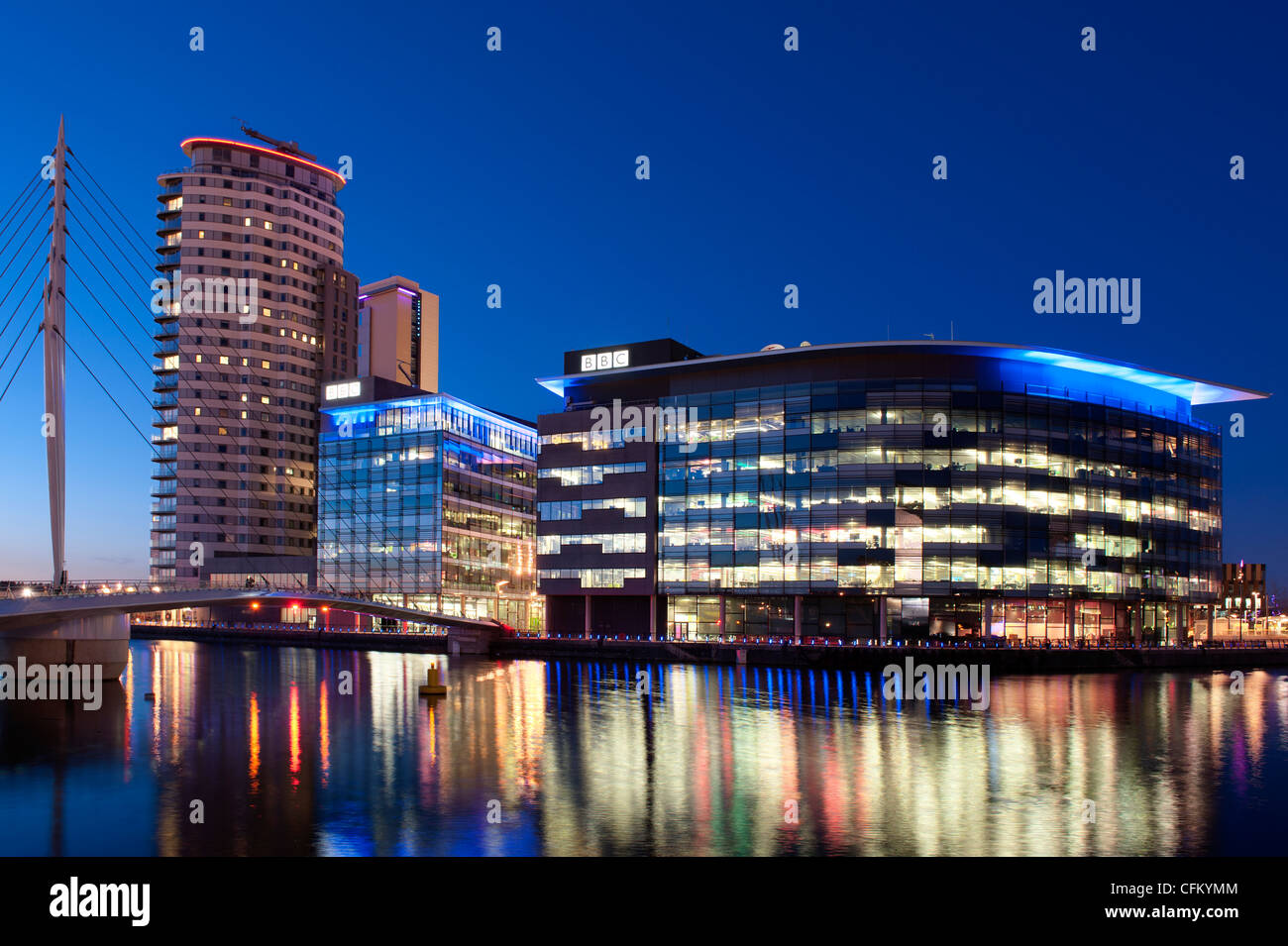 La BBC studios e uffici a Media City vicino a Salford Quays di notte. Foto Stock