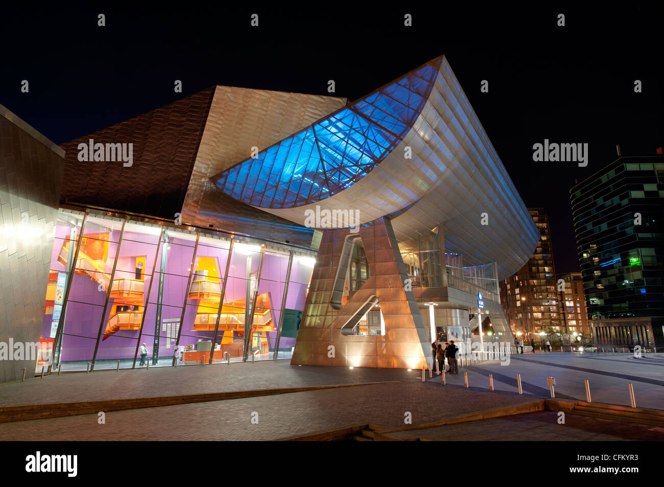 Il Centro Lorwy e complesso in Salford Quays dal Manchester Ship Canal vicino a Media City. Foto Stock