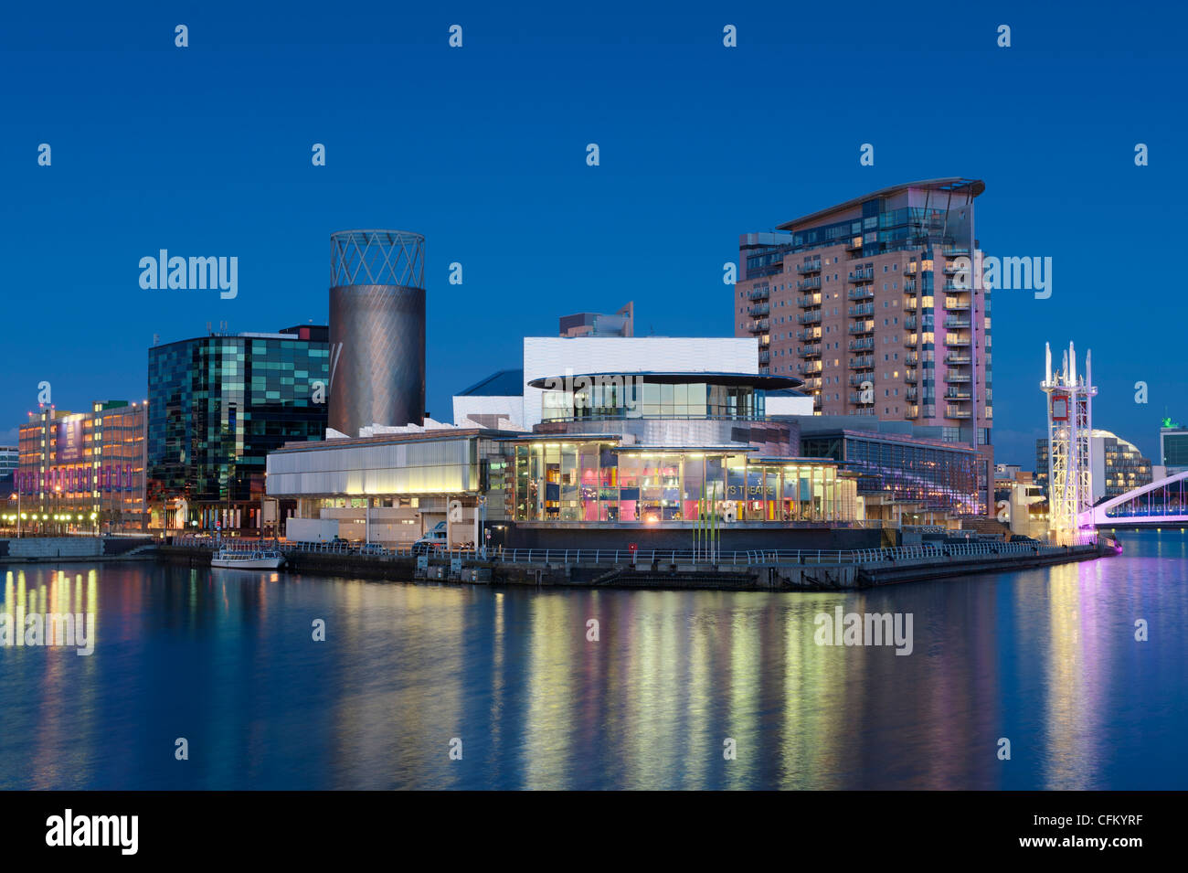 Il Centro Lorwy e complesso in Salford Quays dal Manchester Ship Canal vicino a Media City. Foto Stock