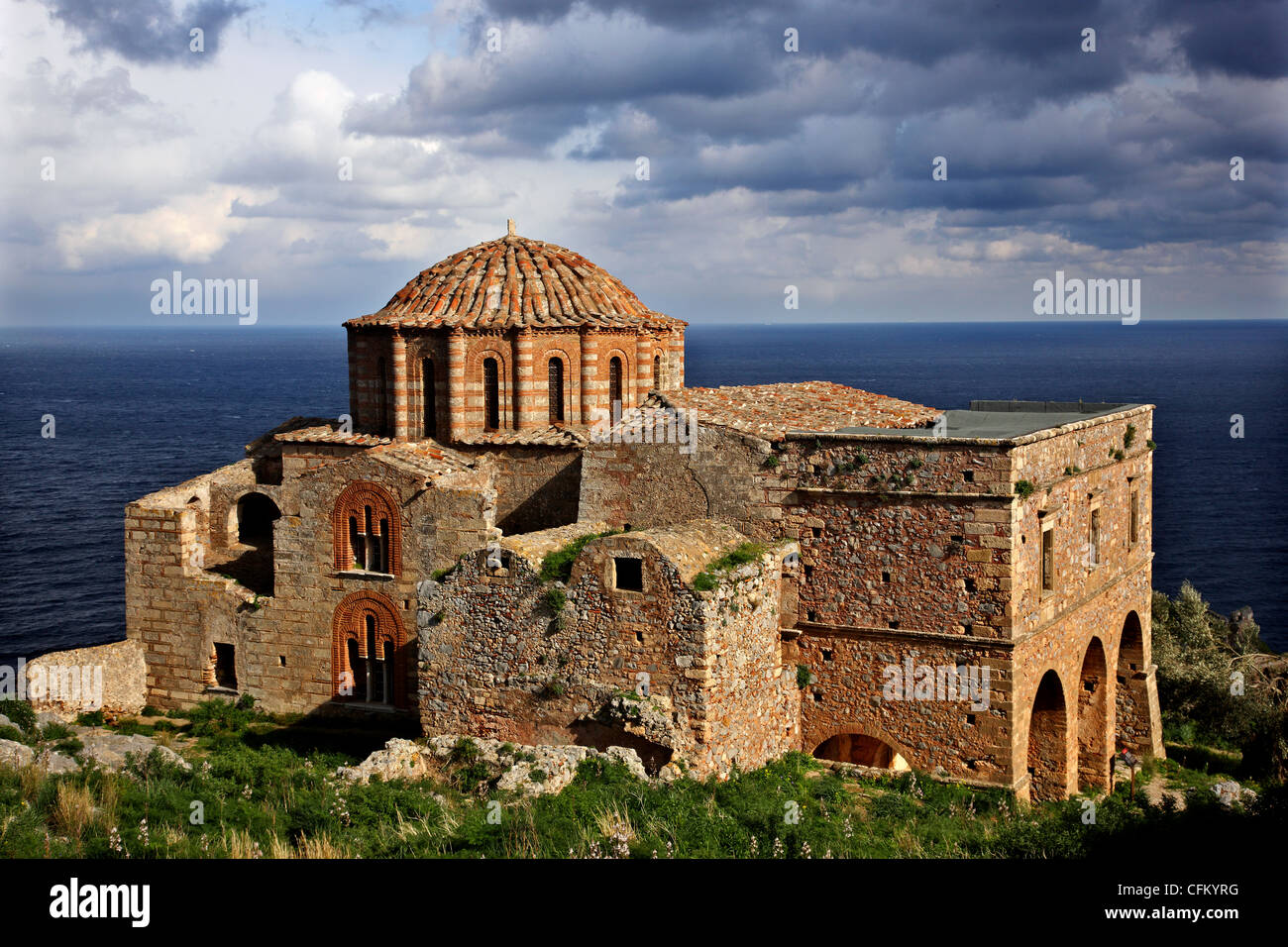 La chiesa bizantina di Santa Sofia, il solo edificio rimanente in buone condizioni sul "superiore" castello di Monemvasia, Laconia Foto Stock