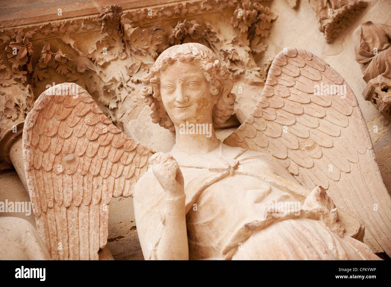 Famoso sorridente angelo sulla facciata della Cattedrale di Reims, Champagne, Francia Foto Stock