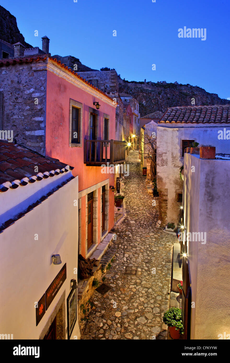 Il vicolo centrale di Monemvasia, uno che va dall'ingresso del castello, con la sua piazza principale. Peloponneso, Grecia. Foto Stock