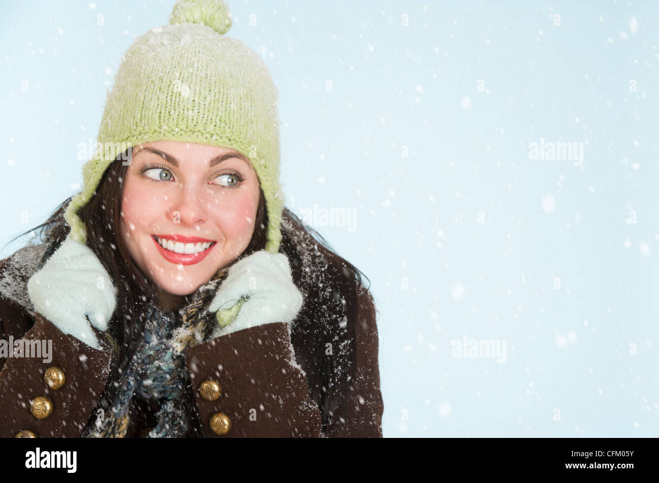 Studio ritratto di donna in abiti invernali Foto Stock