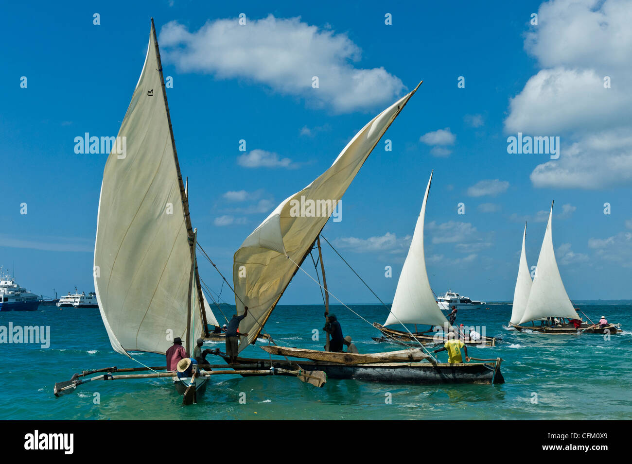 Inizio di una regata per 'Ngalawa', il tradizionale a doppia outrigger barche in Stone Town Zanzibar Tanzania Foto Stock