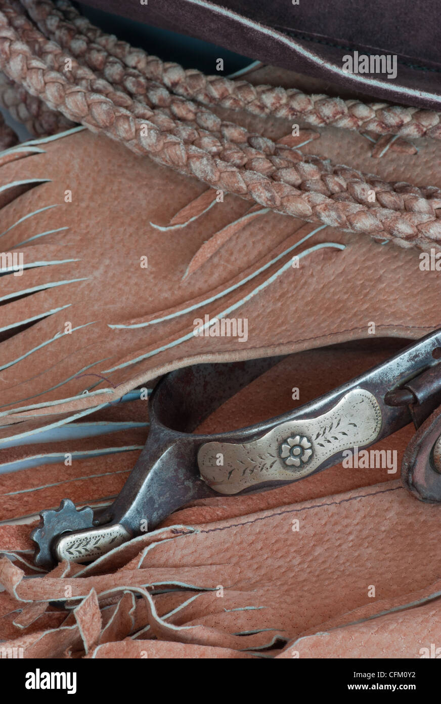 Antiquariato sperone occidentale sul giubbotto in pelle con corda e hat rim. Foto Stock