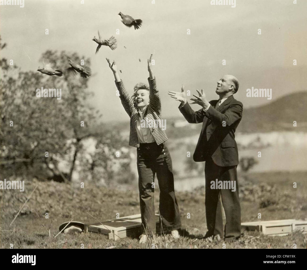 Padre e figlia di rilasciare quattro uccelli per la libertà Foto Stock