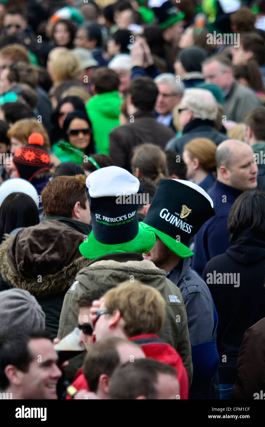 St Patrick Day parade London Guinness hats UK, Londra 2012 Foto Stock