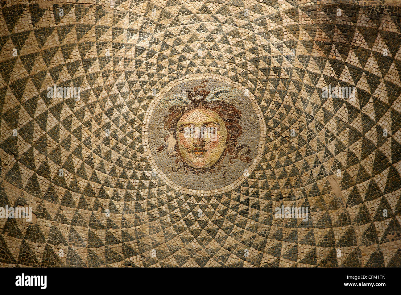 La Medusa pavimento a mosaico (di epoca romana) presso il Museo Archeologico della città di Patrasso, Achaia, Peloponneso, Grecia Foto Stock
