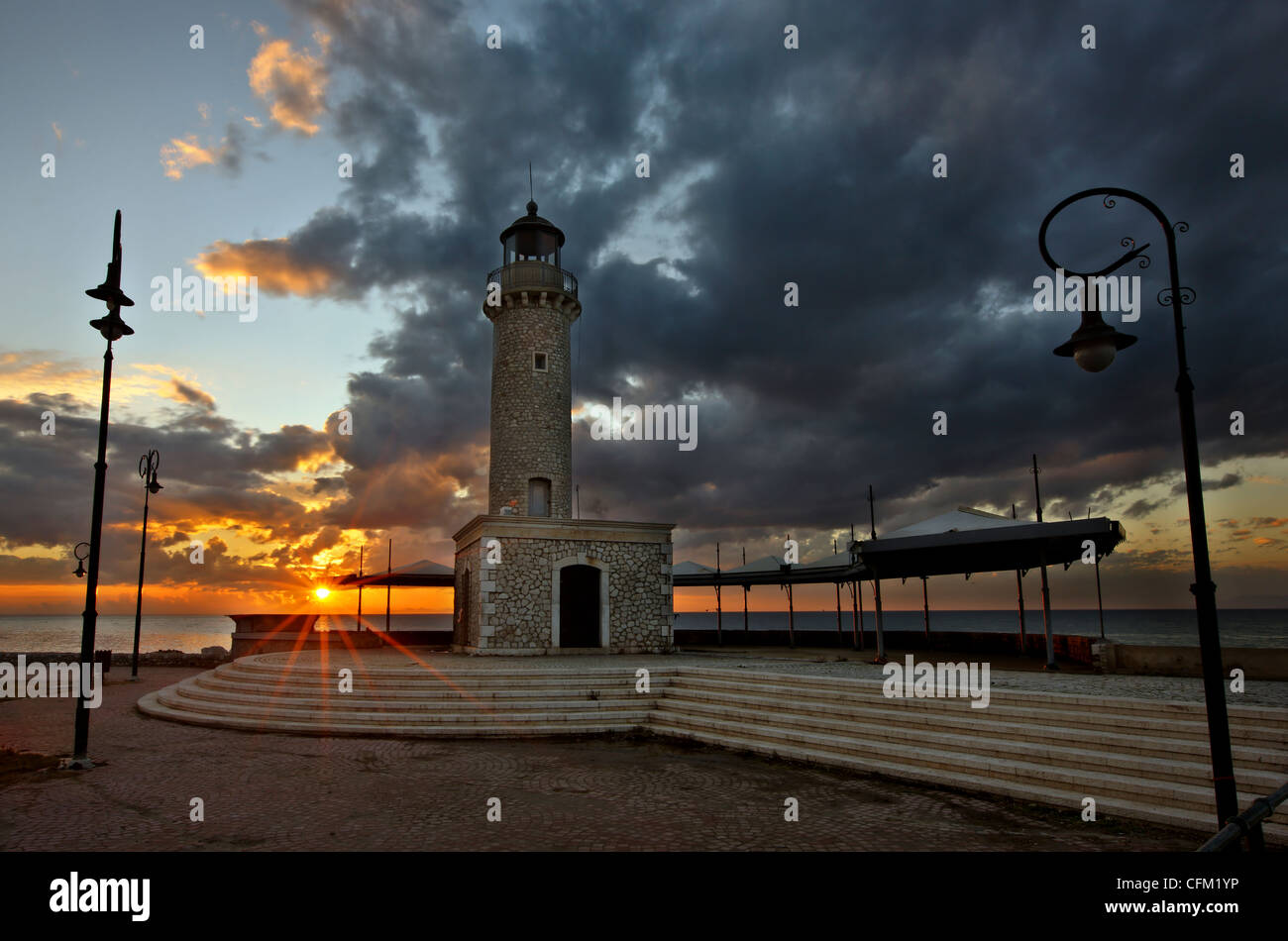 Il Lighthouse vicino al vecchio porto di Patrasso, intorno al tramonto. Achaia, Peloponneso, Grecia Foto Stock