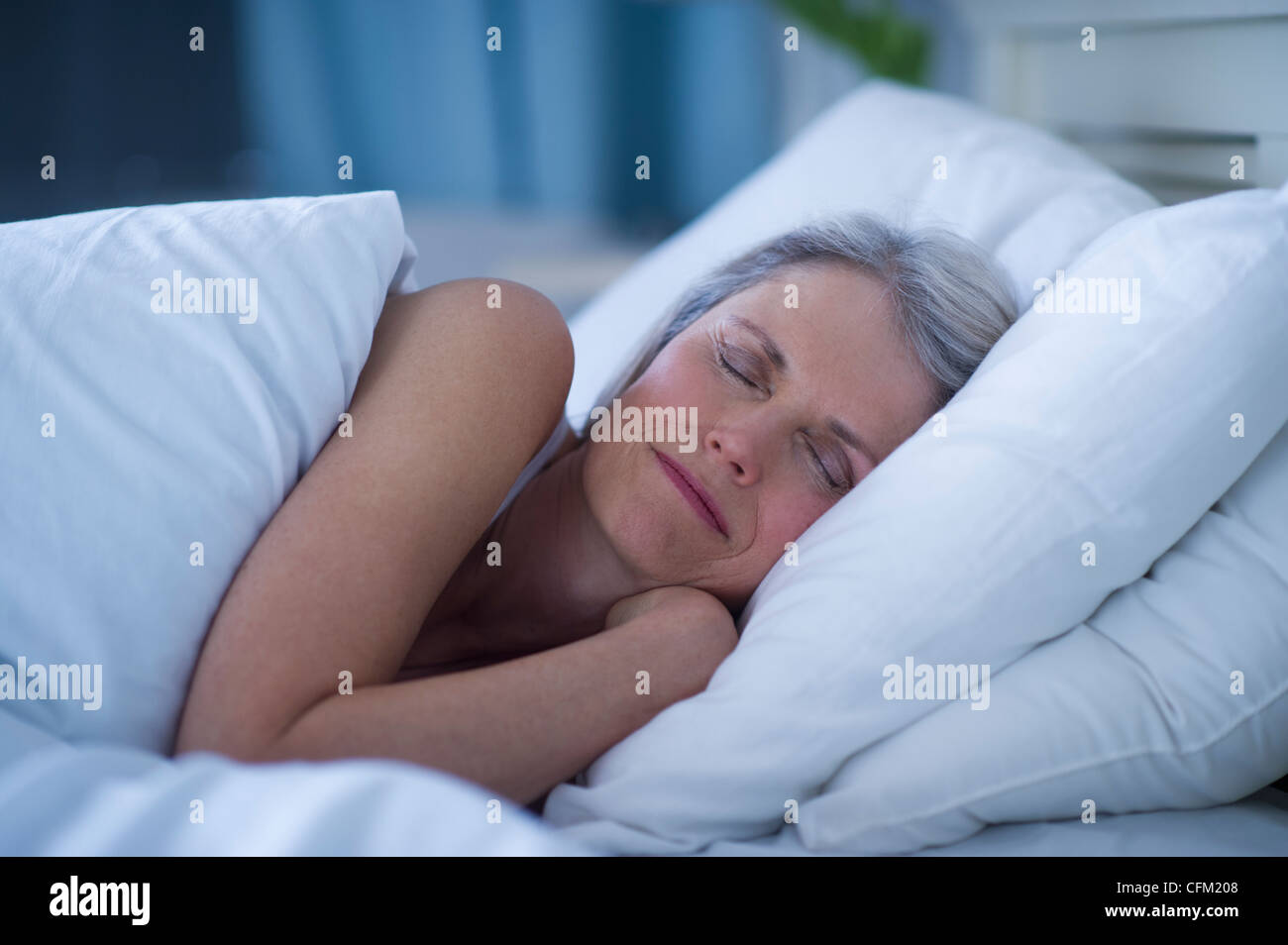 Stati Uniti d'America, New Jersey, Jersey City, Senior donna che dorme nel letto Foto Stock