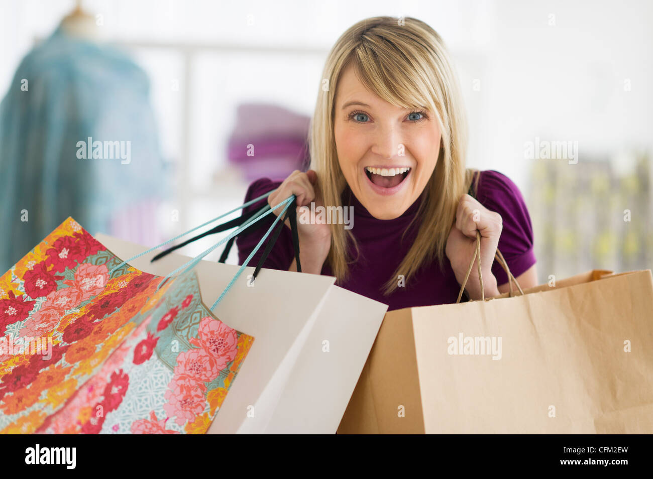 Stati Uniti d'America, New Jersey, Jersey City, ritratto di donna azienda borse per lo shopping Foto Stock
